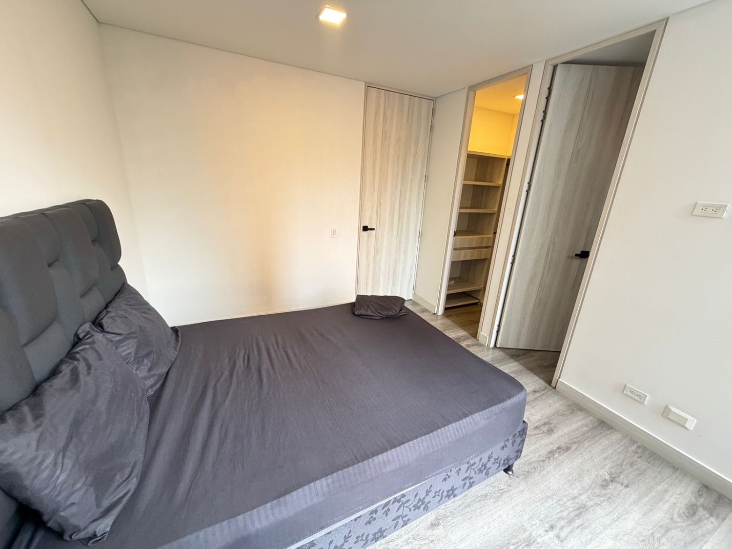 Apartamento amoblado moderno en el tesoro - Image 8