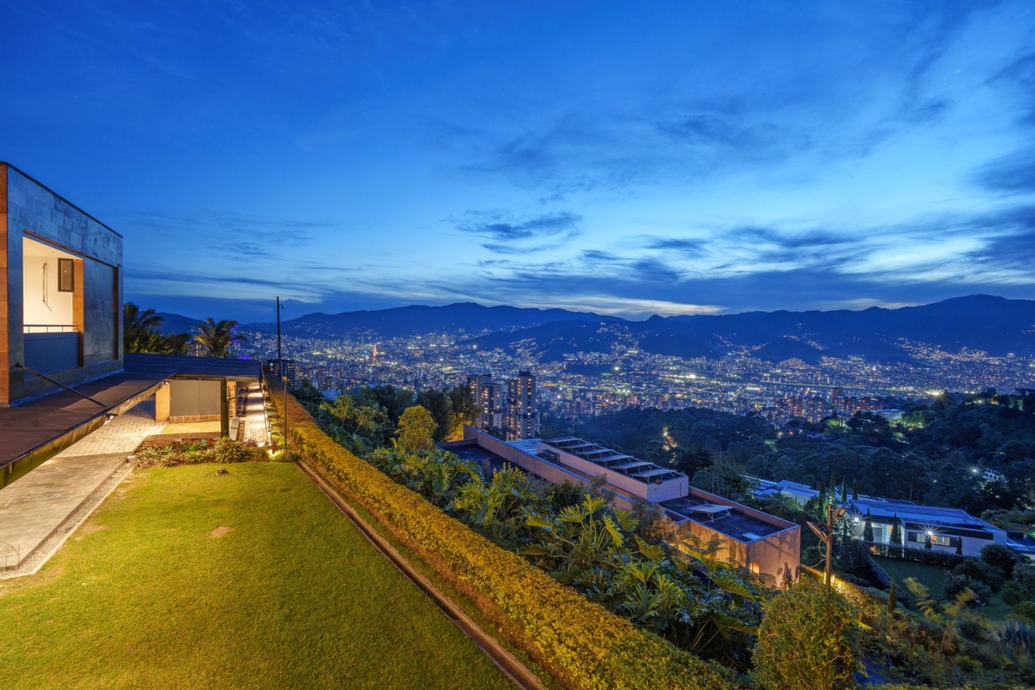 Exclusiva Casa De lujo en Renta y venta con la mejor Vista panorámica a Medellín  - 15