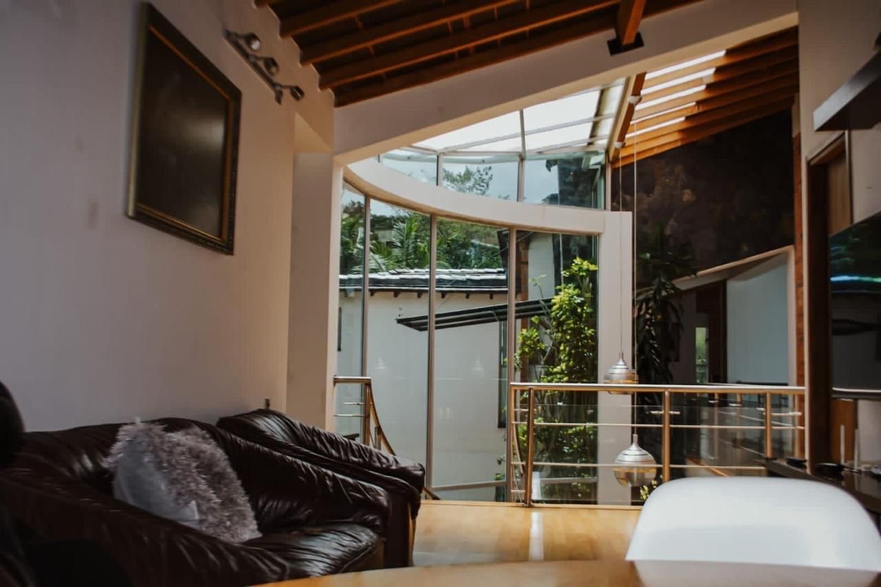 Exclusiva casa en Renta y venta en las palmas con vista panorámica a todo Medellín 