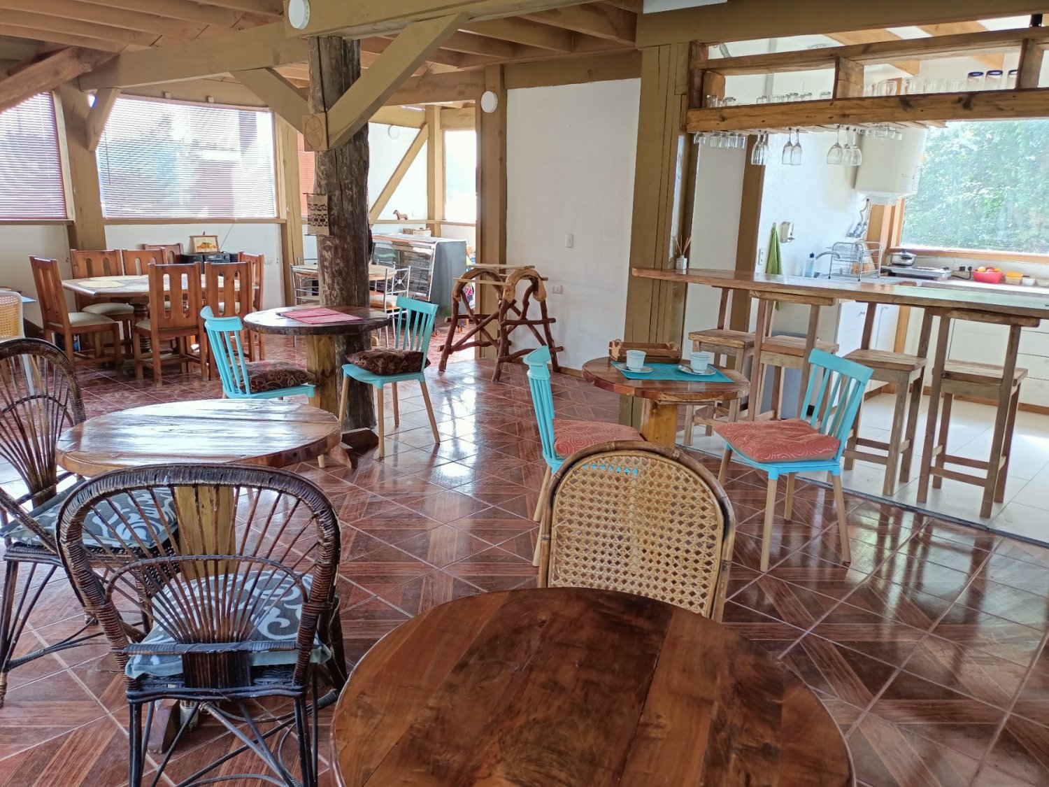 Propiedad comercial de tres pisos  - Image 1