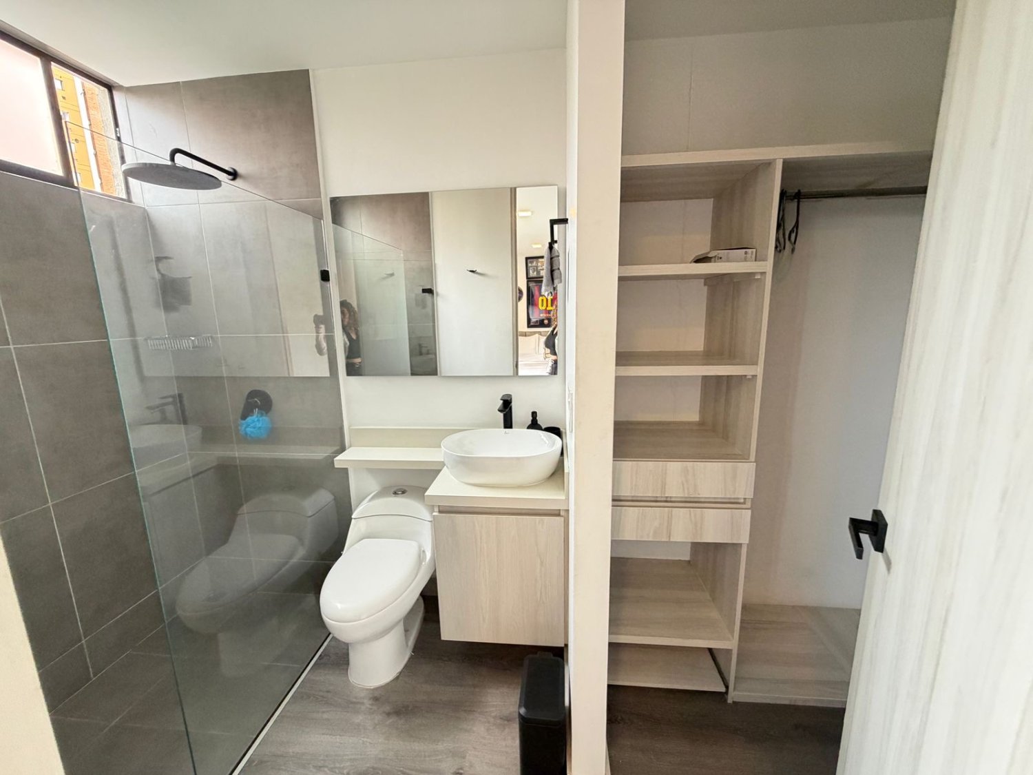 Apartamento amoblado moderno en el tesoro - Image 11