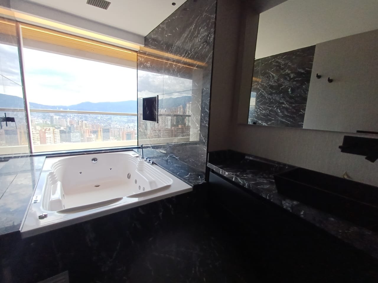 Gran apartamento con vista a la ciudad en Renta en el poblado  — 16