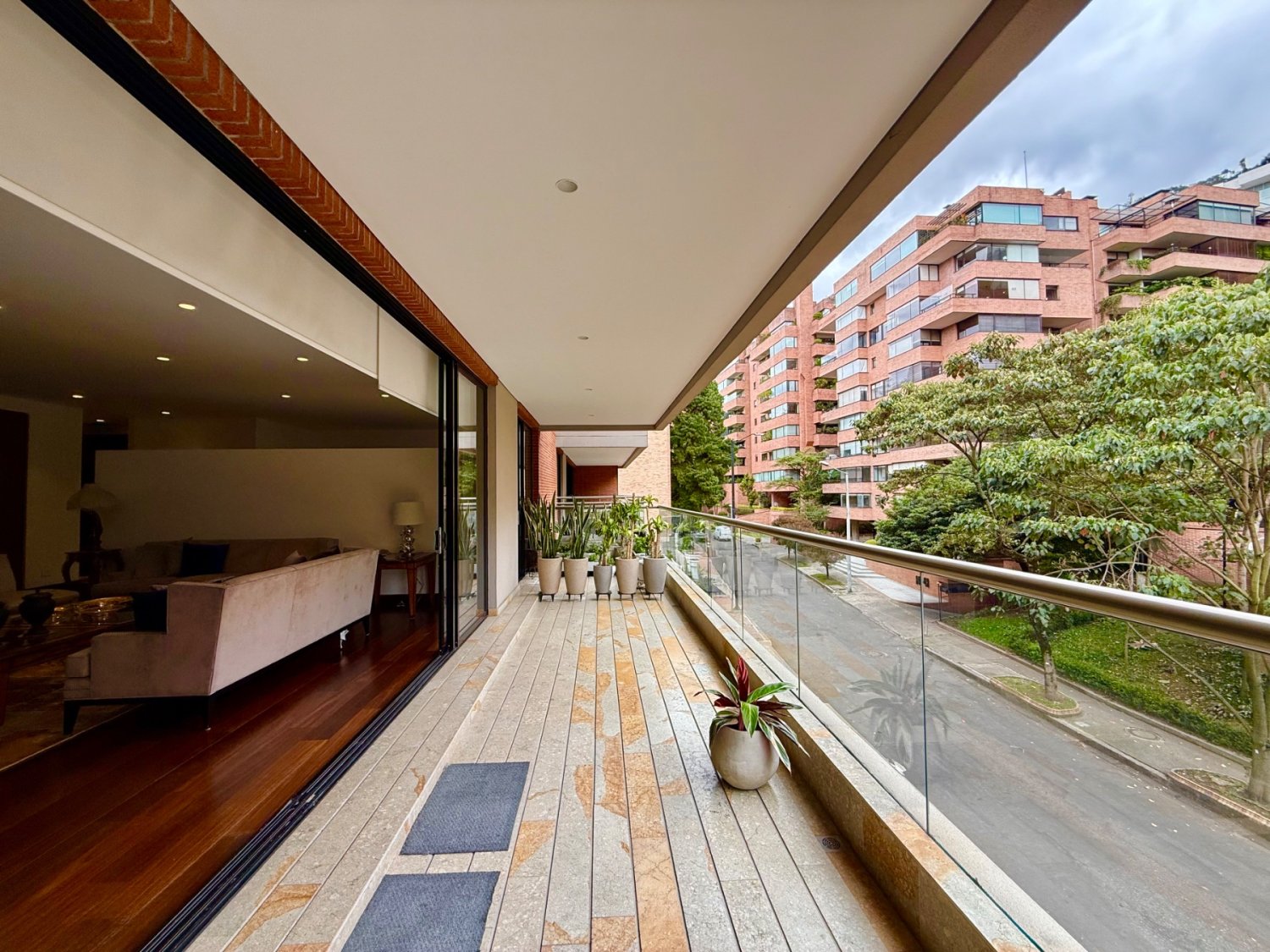 Apartamento en Los Rosales  - Image 1