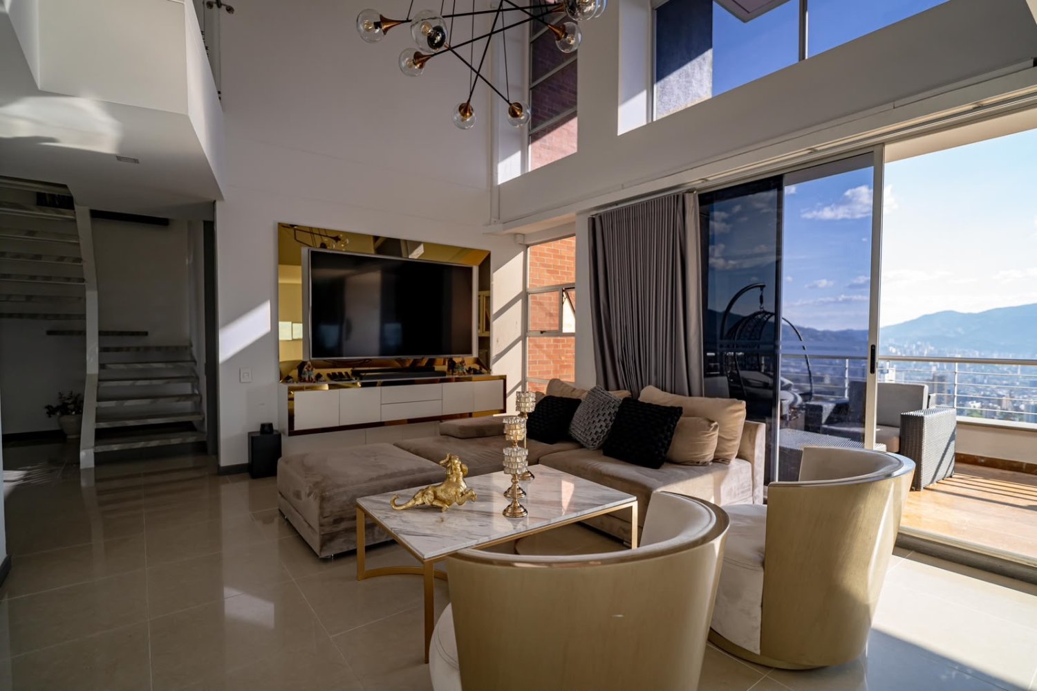 Amplio apartamento con Doble Altura Disponible en Renta amoblado  — 1