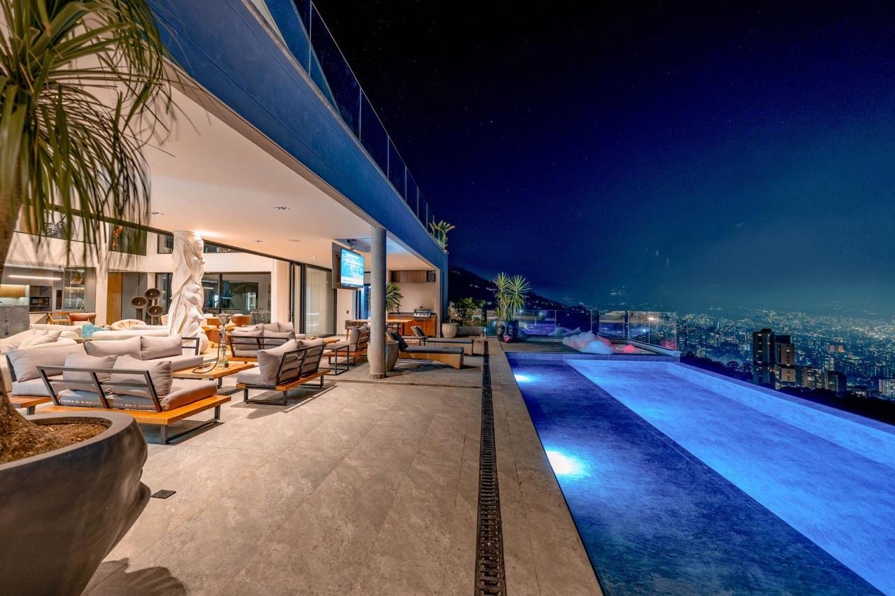 Exclusiva Mansión con Vista a todo medellin en Venta  - Image 3