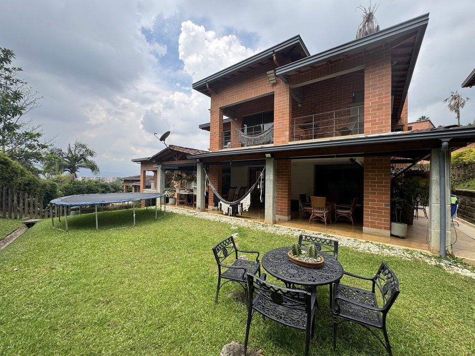 Gran casa En envigado en venta con amplia zona verde  — 2