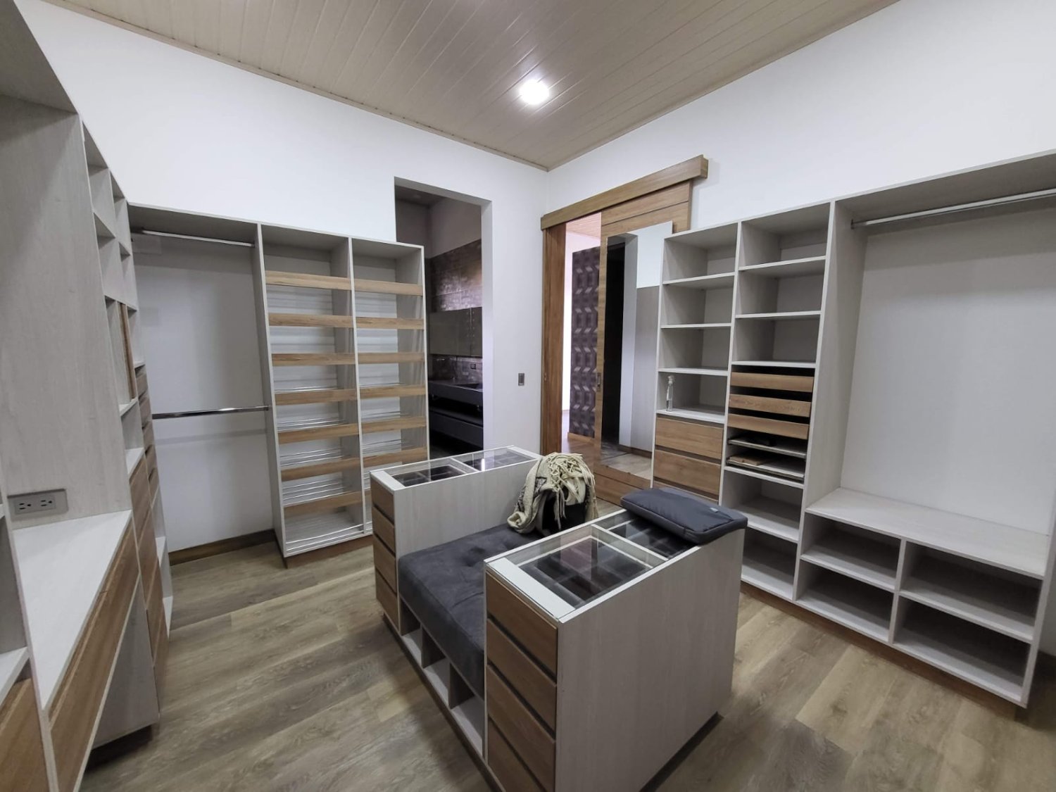 Exclusiva Casa con vista al lago en el sector del Oriente (Llano grande) - Image 15