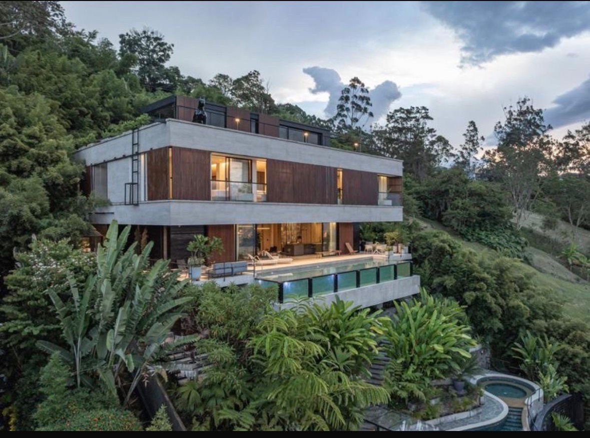 Exclusiva Mansión en Renta y Venta en el poblado con 2 piscinas 