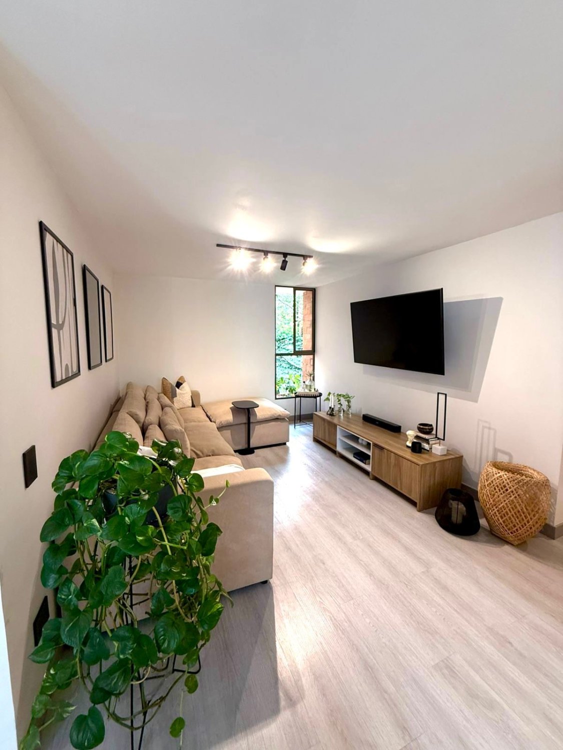 Moderno Apartamento Amoblado en Ubicación Central - Image 2