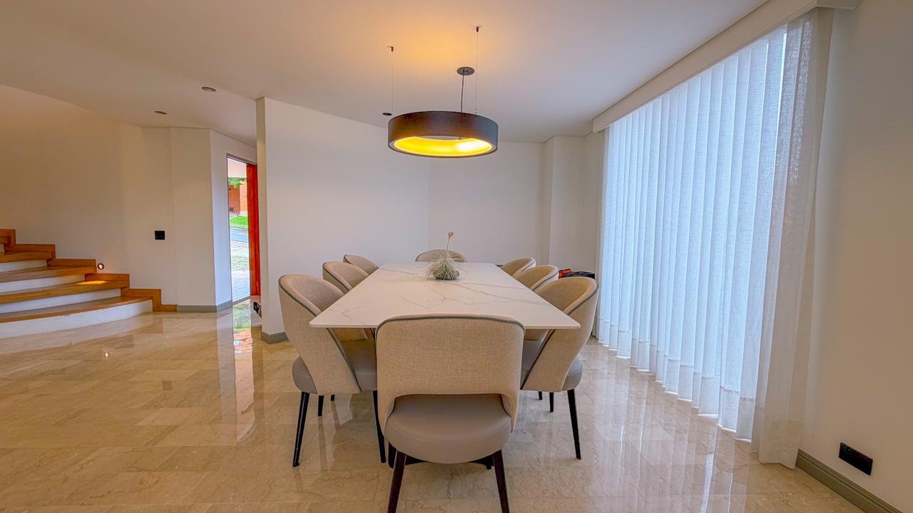 En Venta Amplia casa con Zonas verdes en Medellín (Poblado) - Image 9
