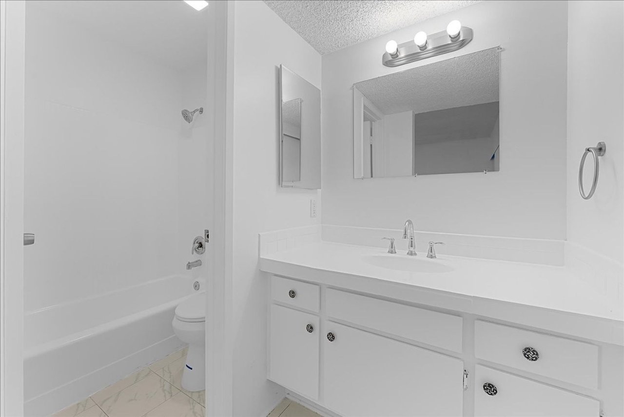 Tarzana Apartment - Image 1