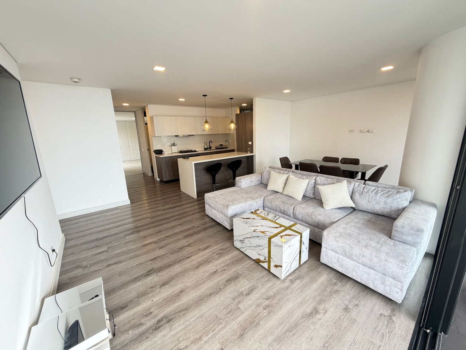 Apartamento amoblado moderno en el tesoro - Image 12