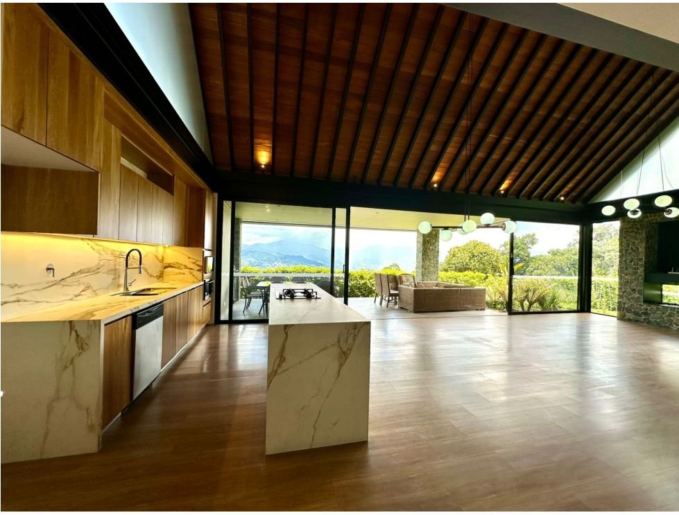 Hermosa casa en la loma del Escobero (Parte plana ) En Renta .  — 5