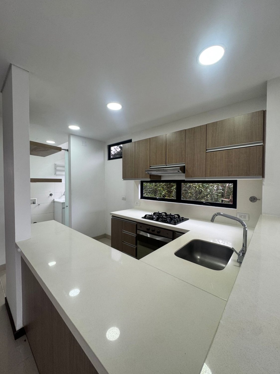 Oasis Luminoso en las Montañas - Image 6