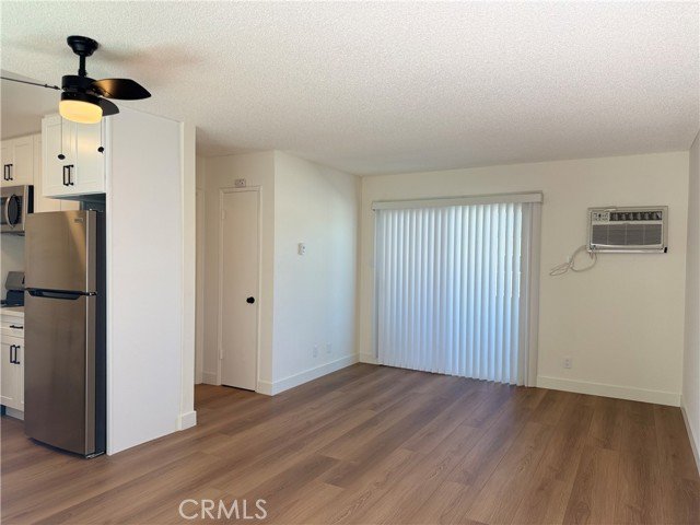 Beautiful Tarzana Apartment - Image 1