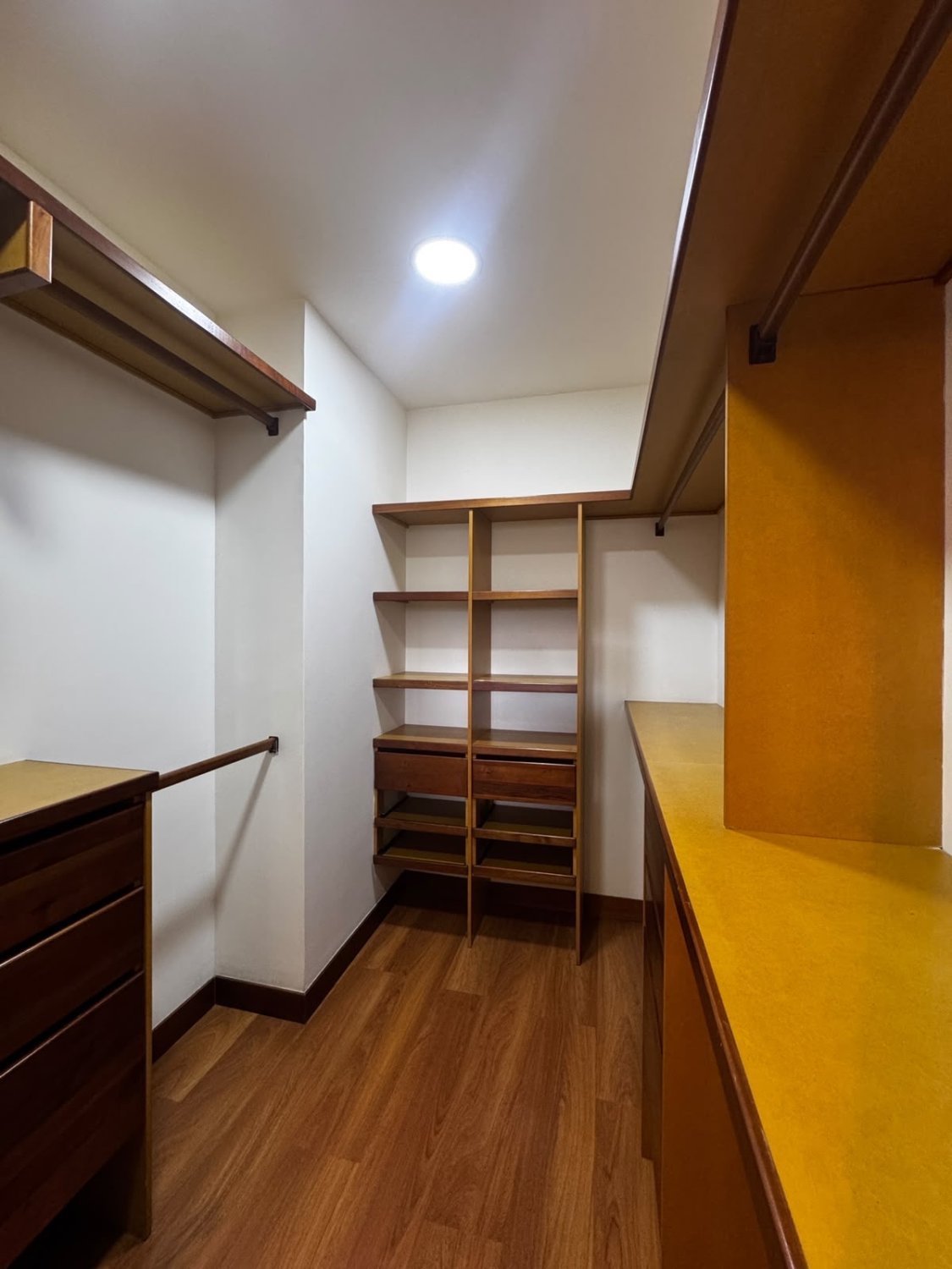 Amplio Apartamento con vista a Medellín en Renta Tradicional  - Image 11