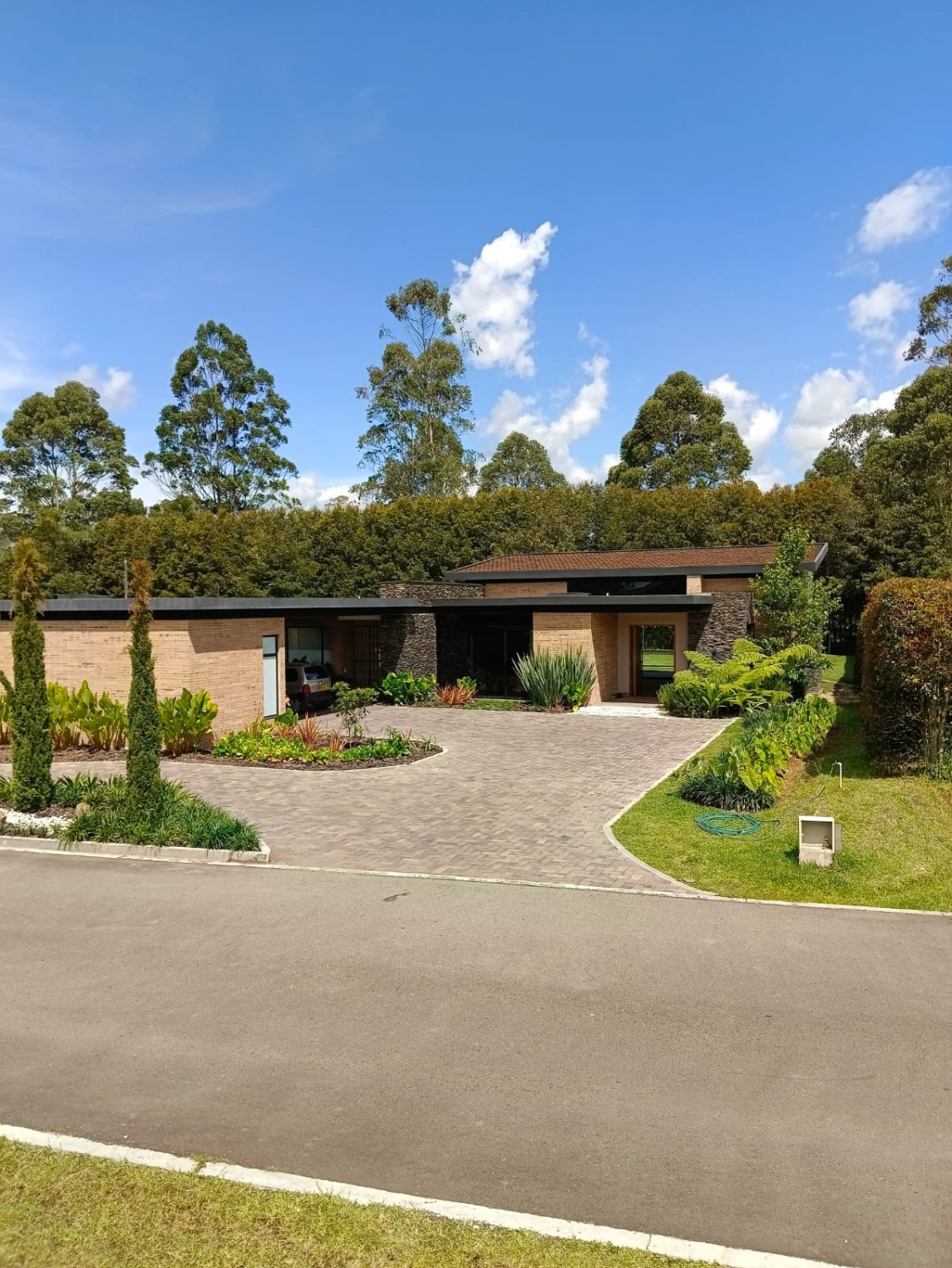 Se Renta o Vende Exclusiva casa en el sector de llano grande  - Image 2