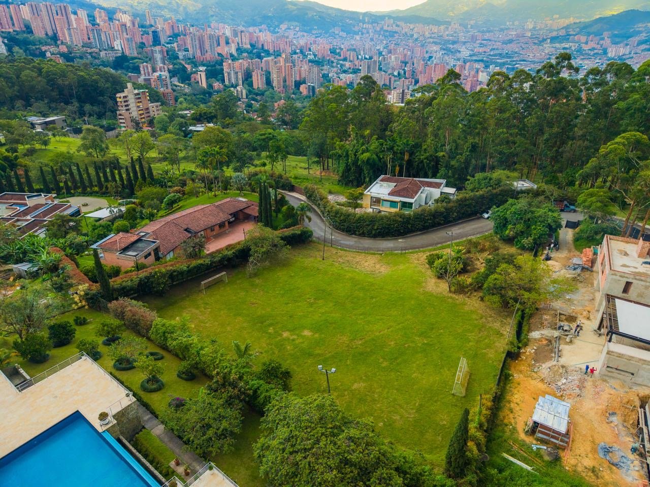 Exclusivo lote para desarrollar proyecto inmobiliario en el poblado (Casa ) — 1