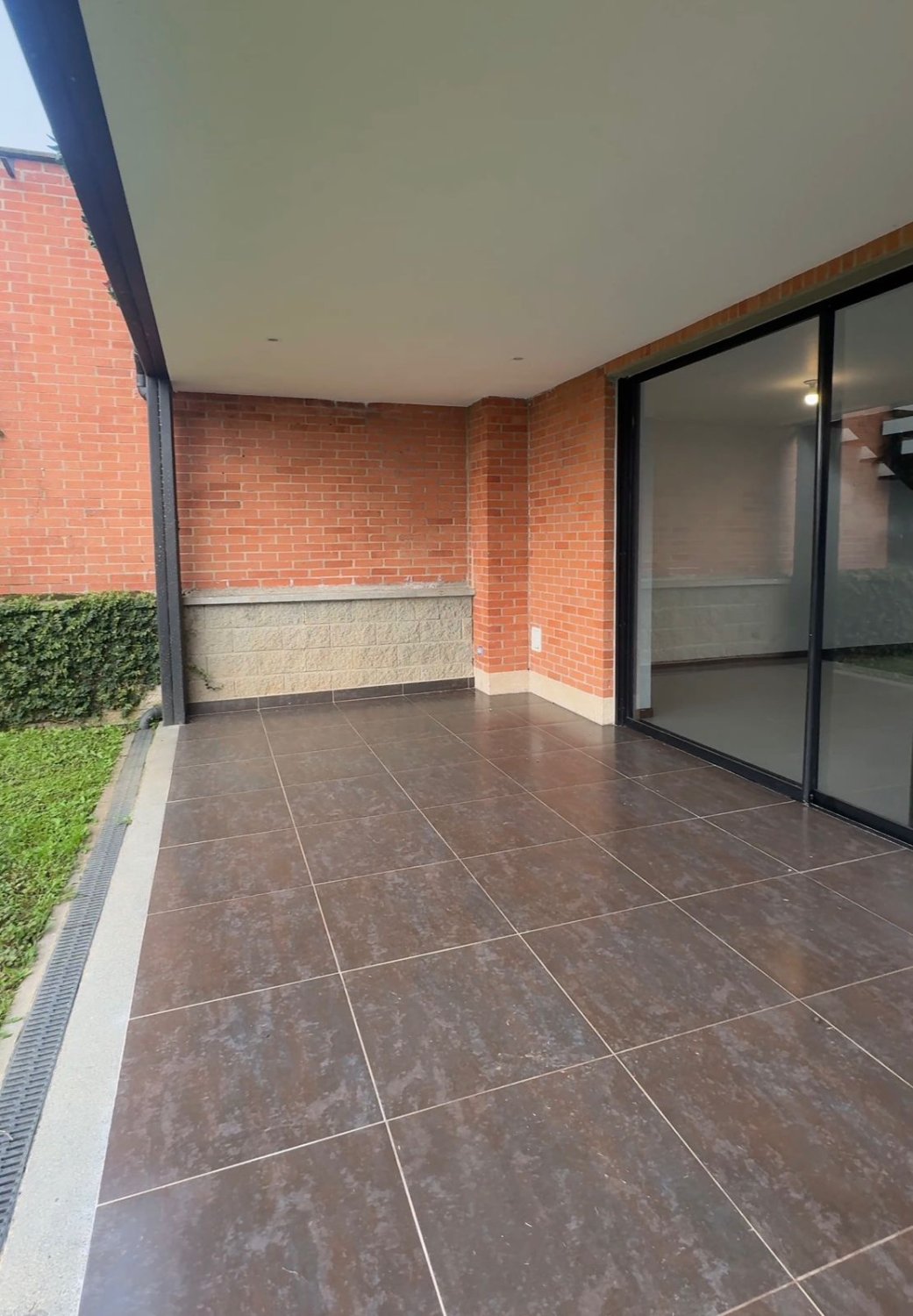 Oasis Luminoso en las Montañas - Image 11