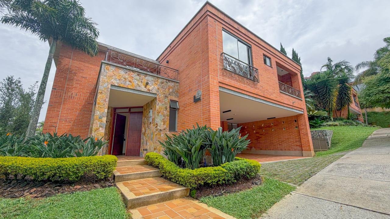 En Venta Amplia casa con Zonas verdes en Medellín (Poblado) - Image 2
