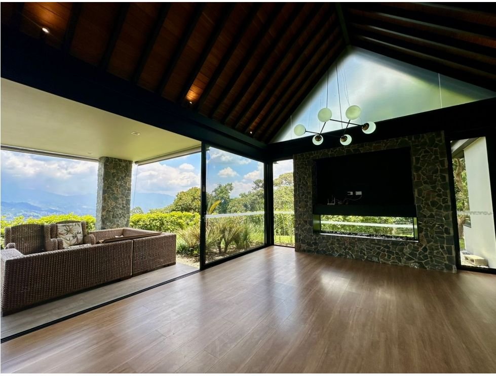 Hermosa casa en la loma del Escobero (Parte plana ) En Renta .  — 9