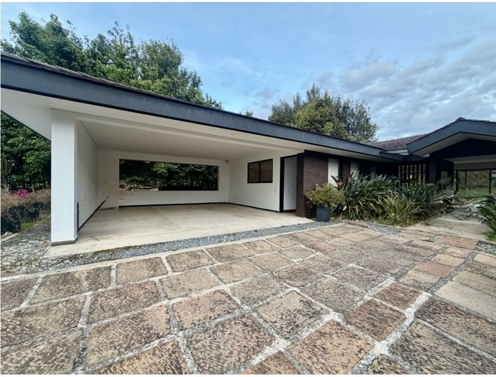 En venta Hermosa casa de un solo nivel en las palmas  — 2