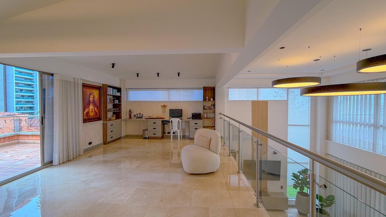 En Venta Amplia casa con Zonas verdes en Medellín (Poblado) - Image 16