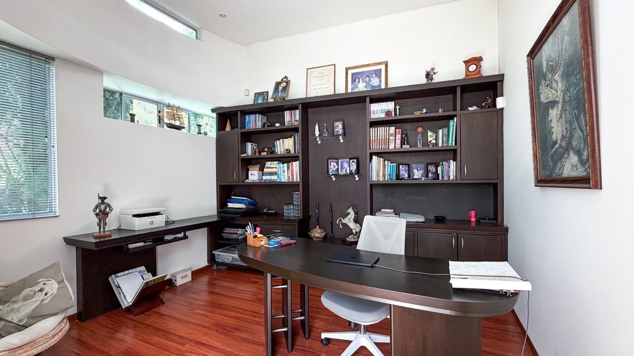 Exclusiva Casa con Vistas Impresionantes en Parcelacion (Poblado) - Image 12