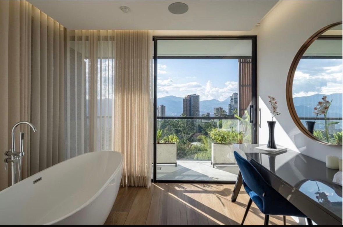 Exclusiva Mansión en Renta y Venta en el poblado con 2 piscinas 