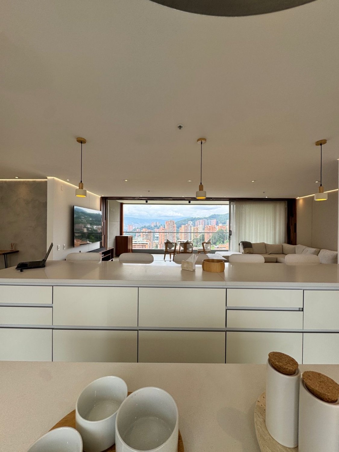 Se renta apartamento  amoblado cerca al Mall Amsterdam - Image 2