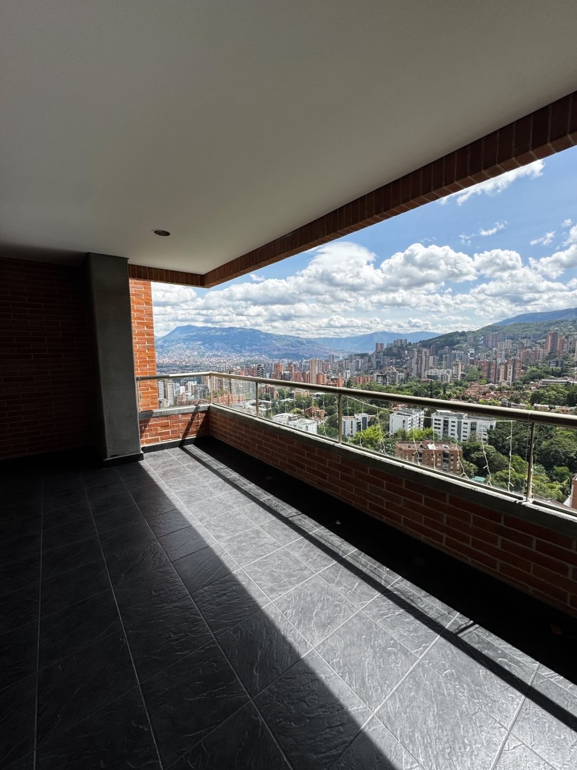 Amplio Apartamento con vista a Medellín en Renta Tradicional  - Image 4