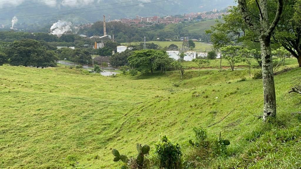 Gran lote a disponible en Venta para desarrollo inmobiliario en Girardota  — 3
