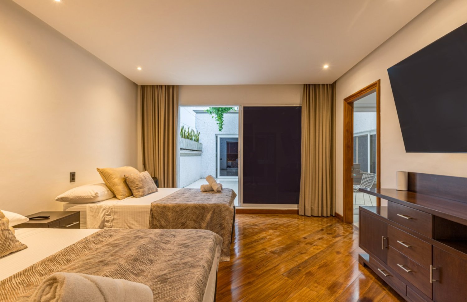 Luxury Penthouse for Short-Term Rental – PH Los Balsos - Image 8