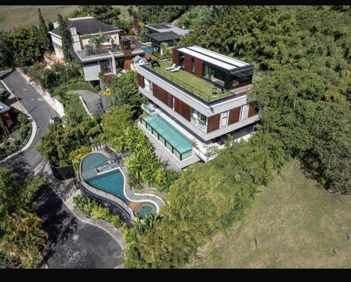 Exclusiva Mansión en Renta y Venta en el poblado con 2 piscinas 