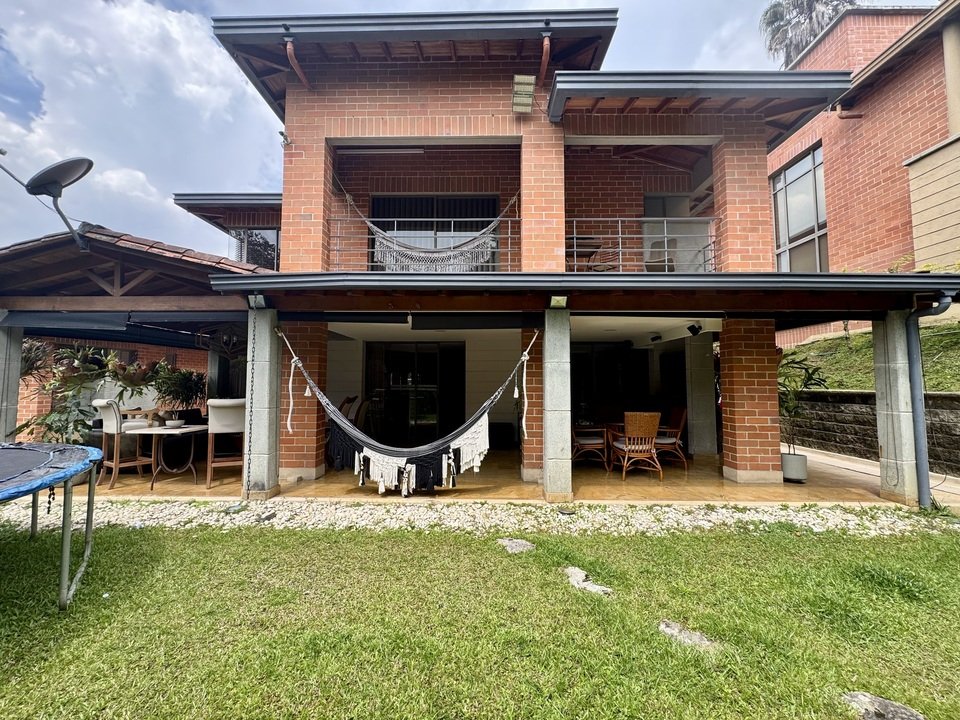 Gran casa En envigado en venta con amplia zona verde  — 1