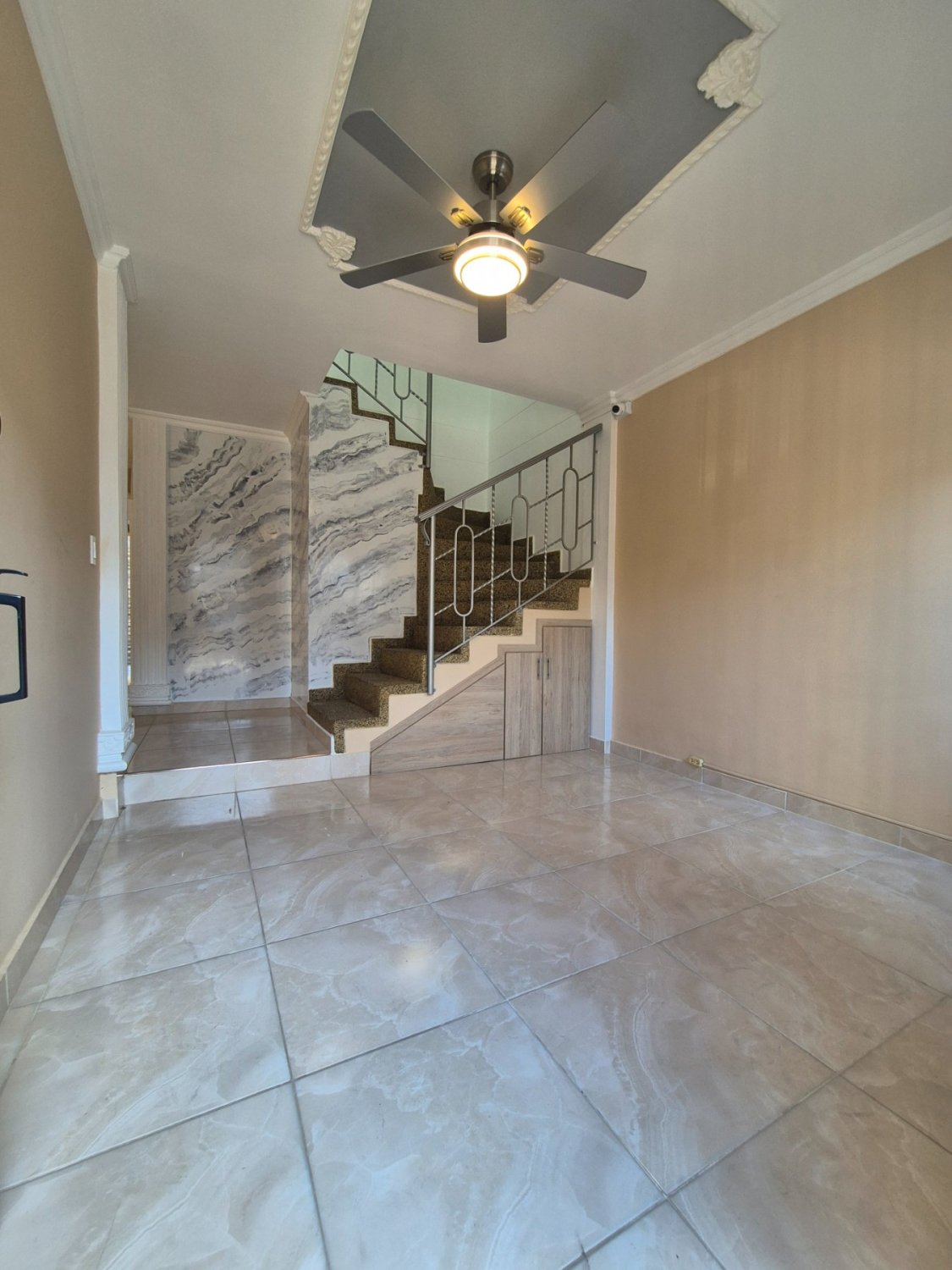 VENTA CASA DE 2 NIVLES EN VILLA CAROLINA - LIBRE DE GRAVAMENES - Image 1