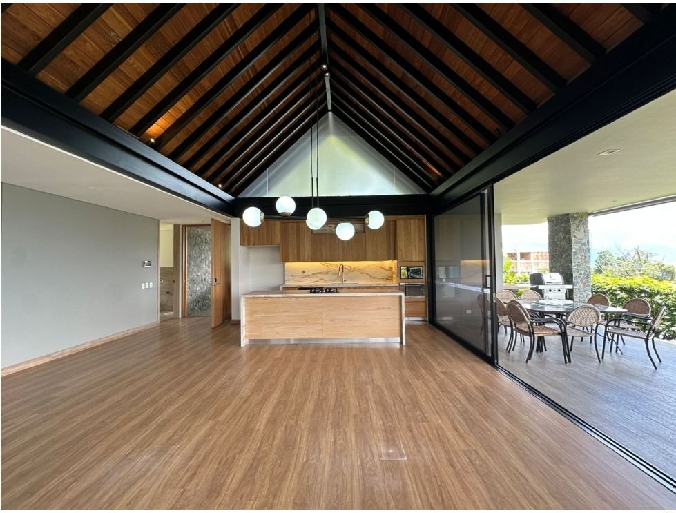 Hermosa casa en la loma del Escobero (Parte plana ) En Renta .  — 4