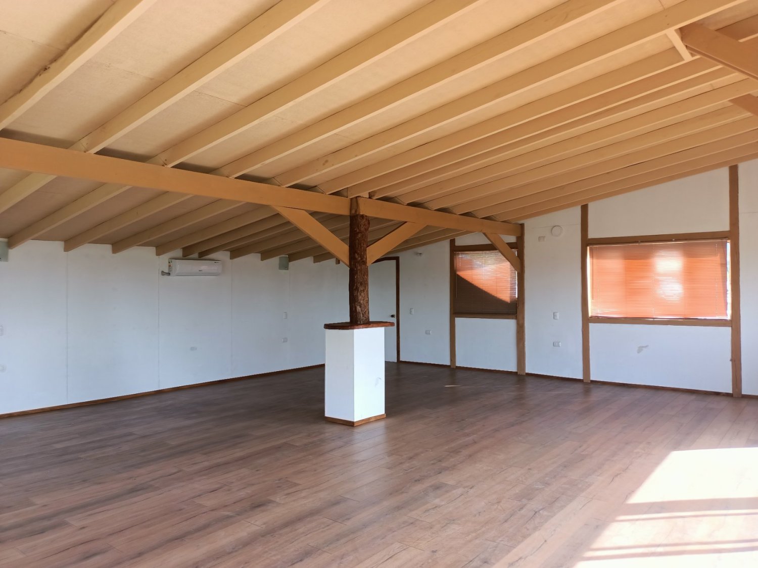 Propiedad comercial de tres pisos  - Image 6