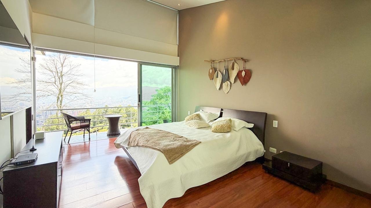 Exclusiva Casa con Vistas Impresionantes en Parcelacion (Poblado) - Image 7