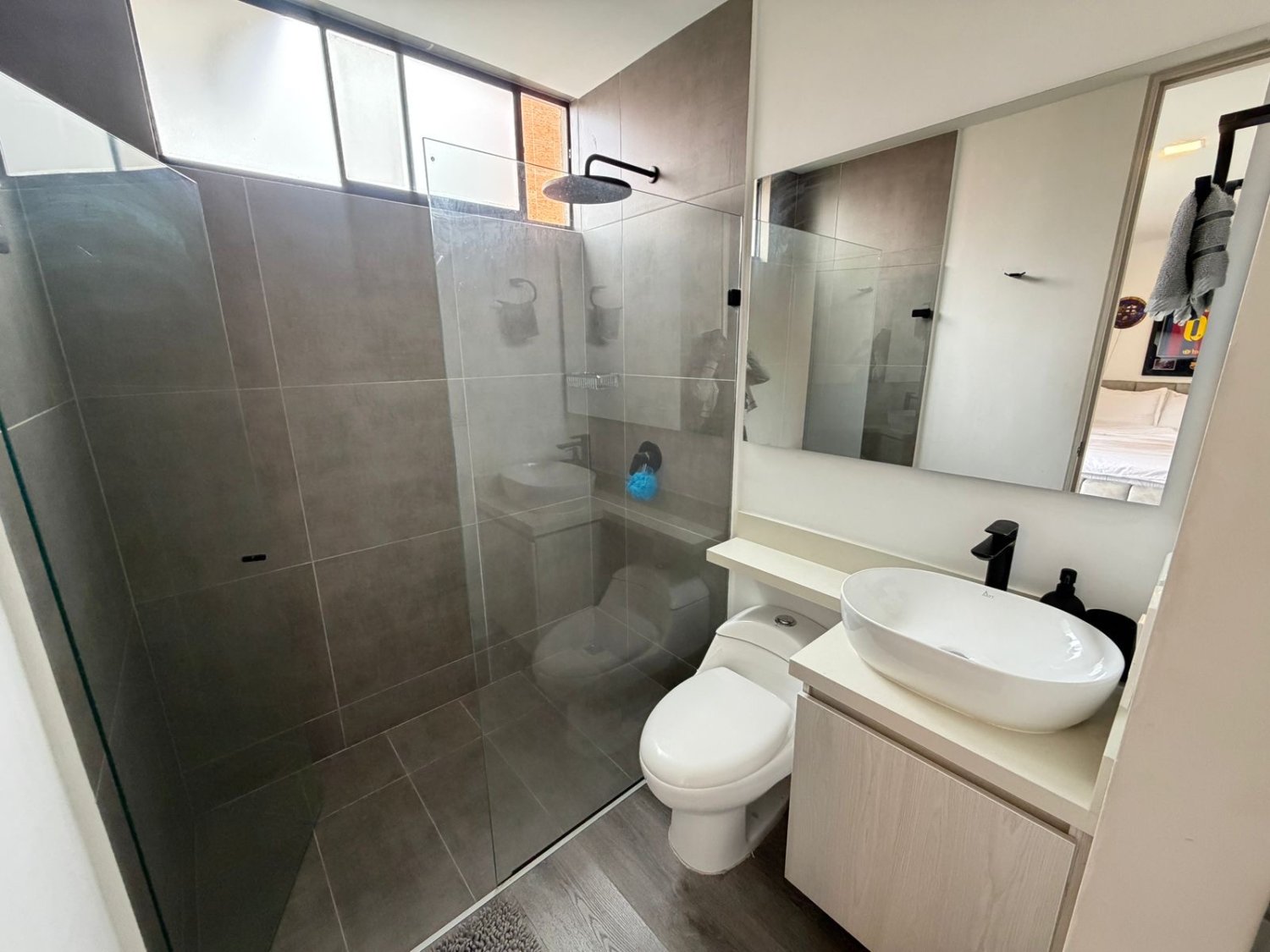 Apartamento amoblado moderno en el tesoro - Image 9