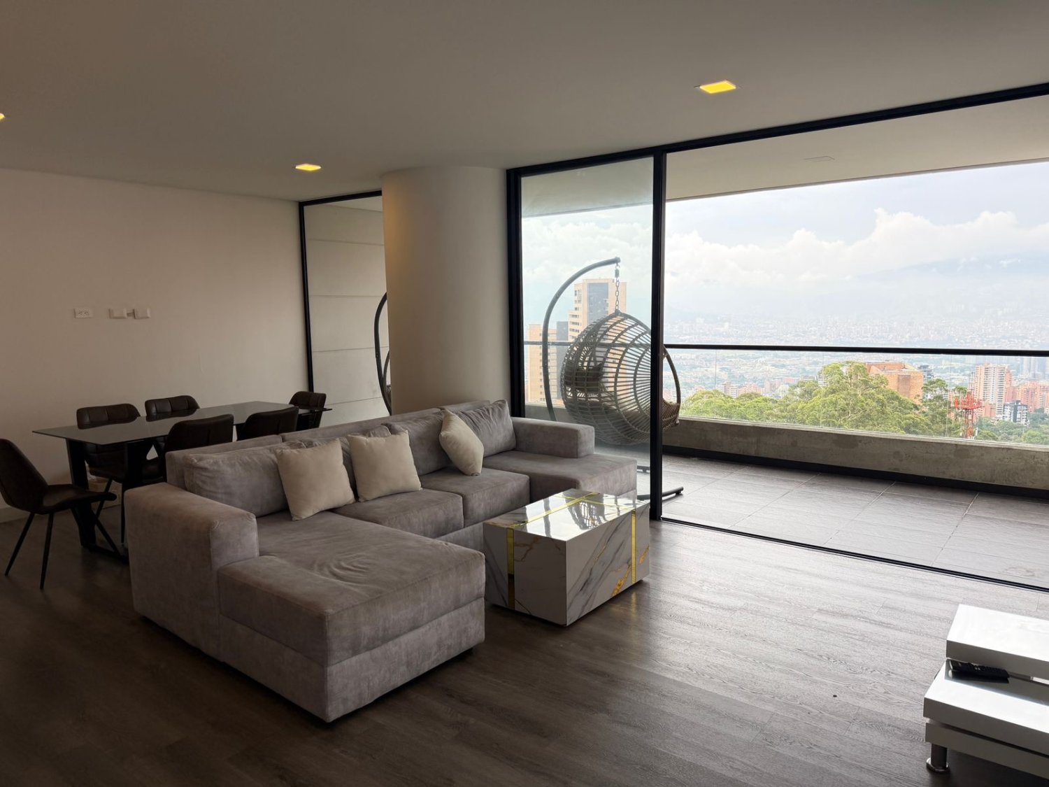 Apartamento amoblado moderno en el tesoro - Image 4