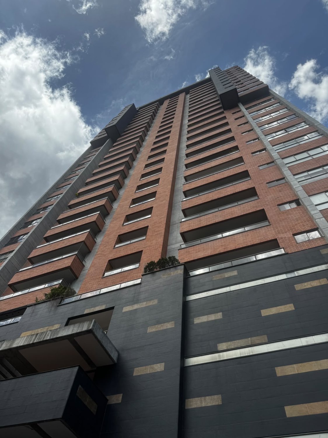 Amplio Apartamento con vista a Medellín en Renta Tradicional  - Image 2