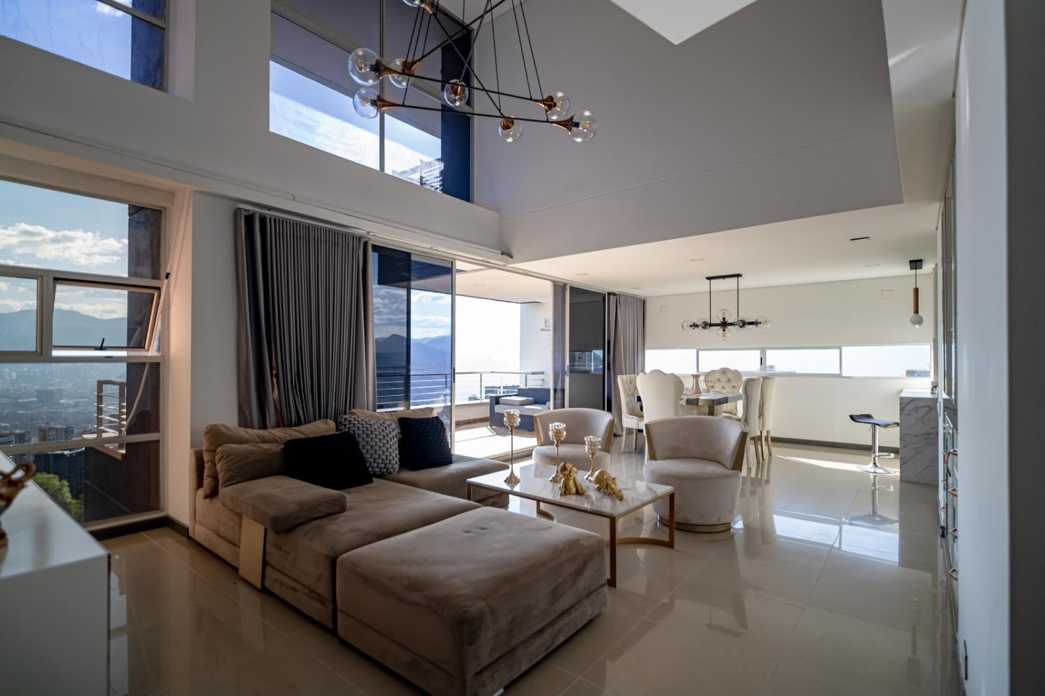 Amplio apartamento con Doble Altura Disponible en Renta amoblado  — 3
