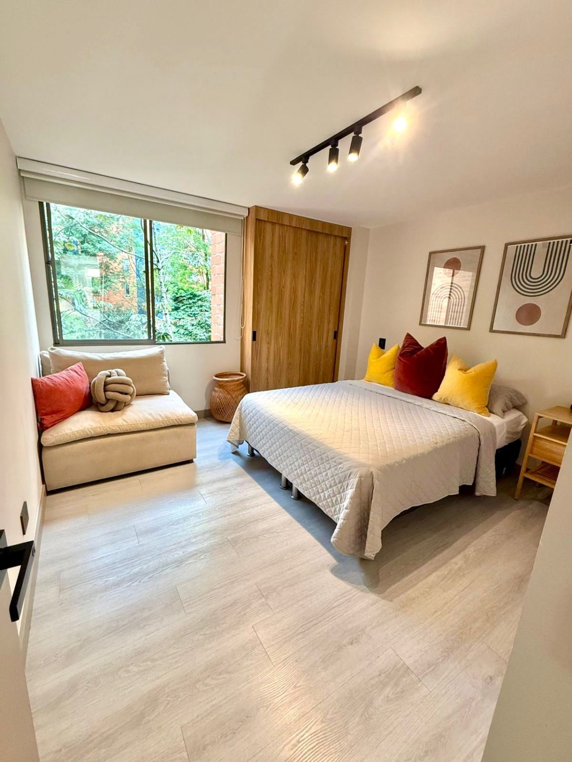 Moderno Apartamento Amoblado en Ubicación Central - Image 10