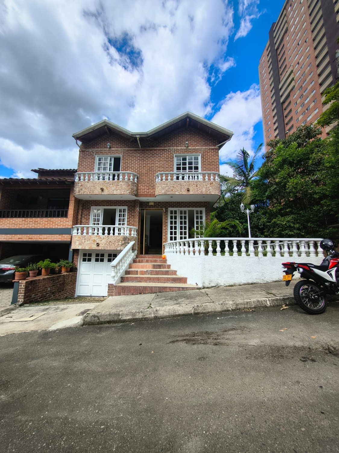 Gran Casa de 3 niveles en Renta y Venta en Sabaneta  — 2