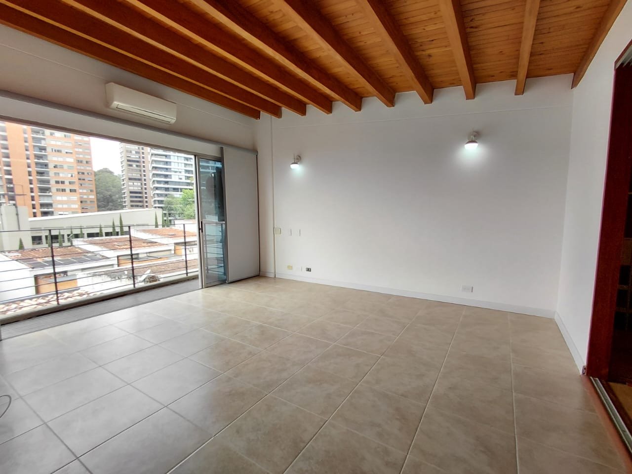 Casa en Renta tradicional con fácil Acceso por las Palmas  - Image 4