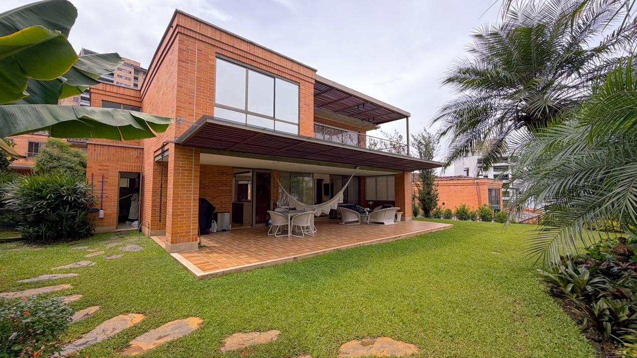 En Venta Amplia casa con Zonas verdes en Medellín (Poblado) - Image 3