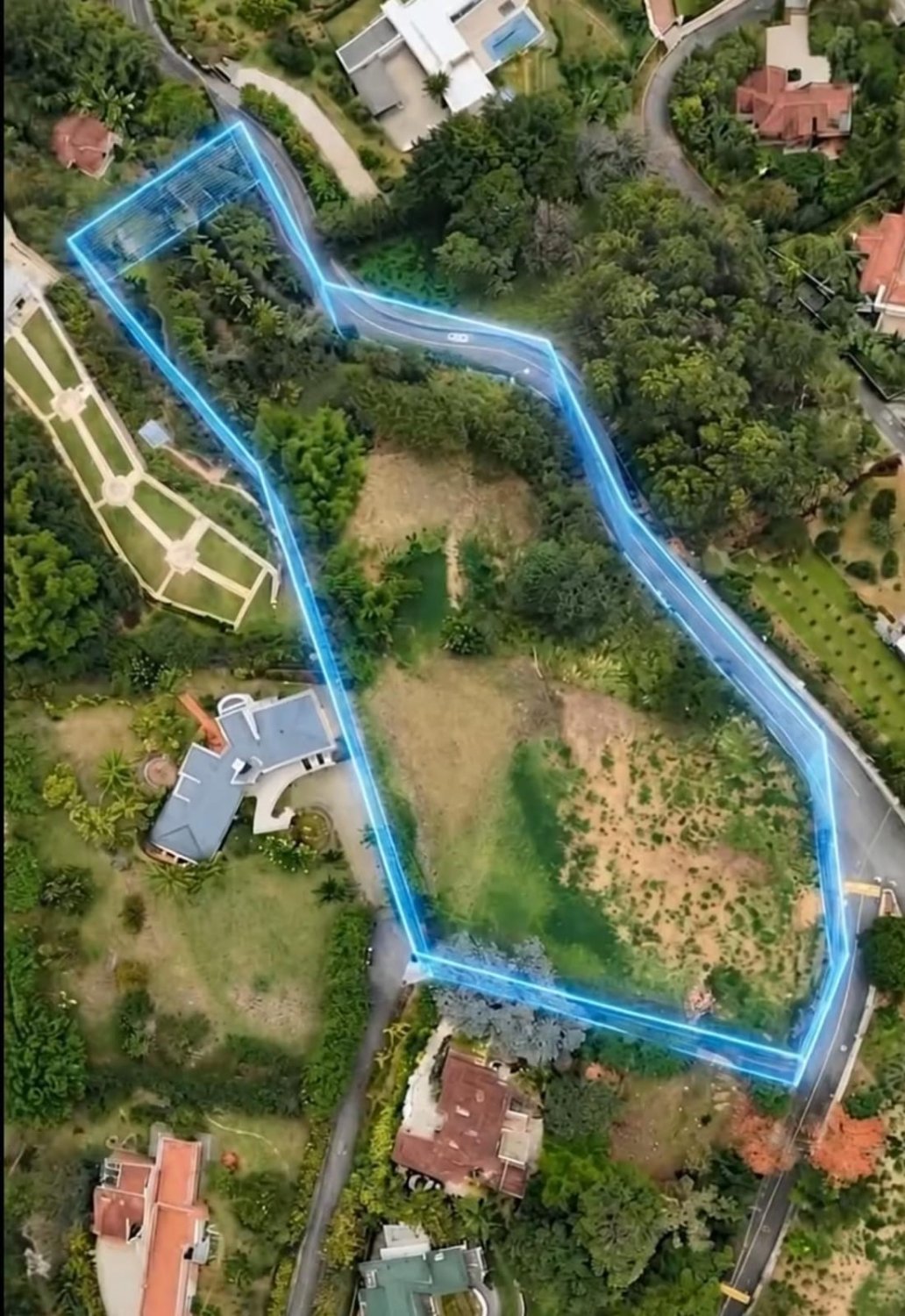 Exclusivo lote en venta con vista a la ciudad  — 3