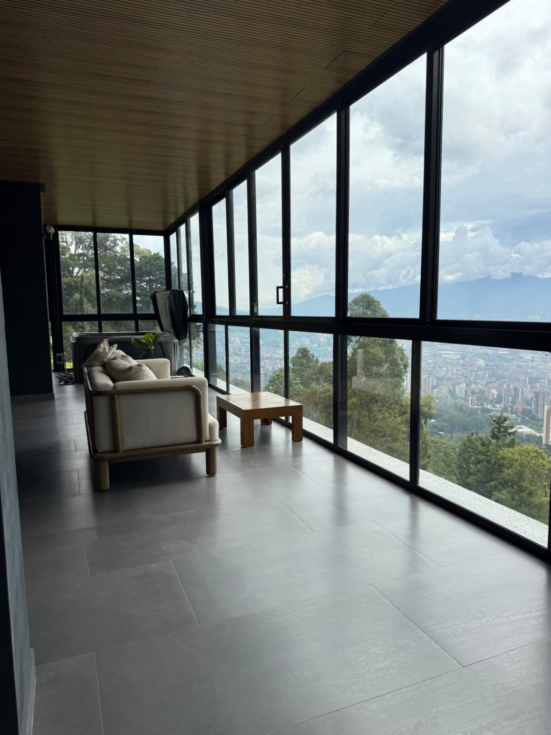 Exclusiva casa en Renta con vista a la ciudad ubicada en las palmas  - Image 8