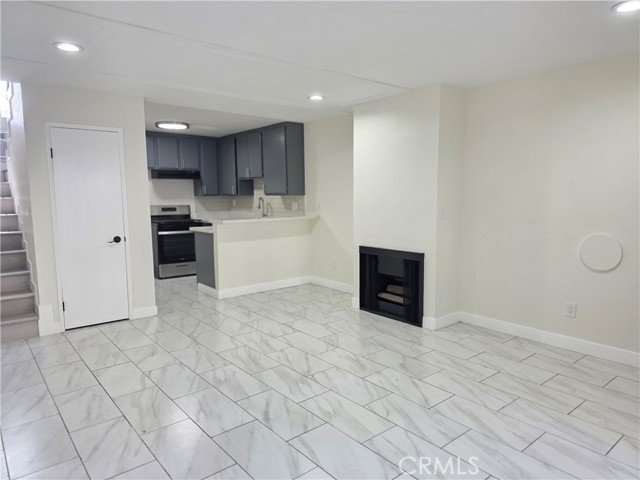 Stylish Van Nuys Townhome - Image 3